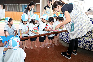 カラフル流しそうめんごっこ　年少組