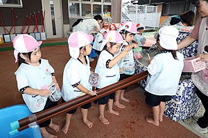 カラフル流しそうめんごっこ　年少組