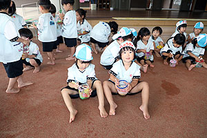 カラフル流しそうめんごっこ　年少組