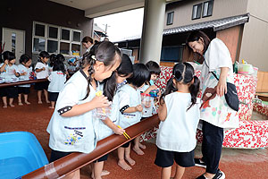 カラフル流しそうめんごっこ　年少組