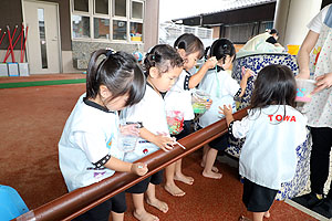 カラフル流しそうめんごっこ　年少組