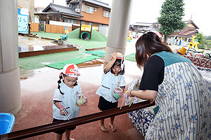 カラフル流しそうめんごっこ　年少組