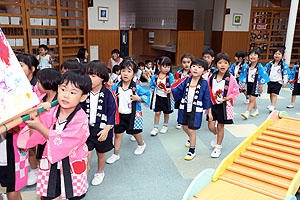 おみこし　ワッショイ！　すみれ・きりん