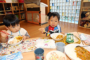 年長組さんが育てたミニトマトいただきます　ひよこ