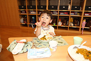 年長組さんが育てたミニトマトいただきます　ひよこ