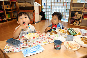 年長組さんが育てたミニトマトいただきます　ひよこ