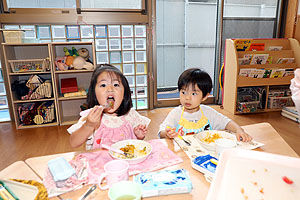 年長組さんが育てたミニトマトいただきます　ひよこ