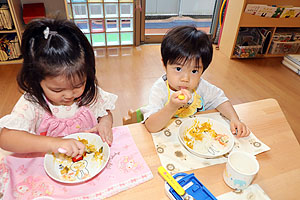 年長組さんが育てたミニトマトいただきます　ひよこ