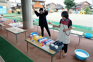 7月生まれのお誕生会　ー色水遊びー　　ひよこ・あひる組