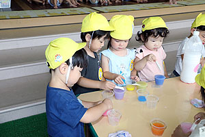 7月生まれのお誕生会　ー色水遊びー　　ひよこ・あひる組