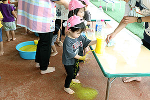 7月生まれのお誕生会　ー色水遊びー　　ひよこ・あひる組