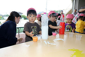 7月生まれのお誕生会　ー色水遊びー　　ひよこ・あひる組