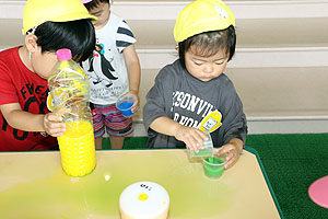 7月生まれのお誕生会　ー色水遊びー　　ひよこ・あひる組