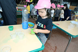 7月生まれのお誕生会　ー色水遊びー　　ひよこ・あひる組