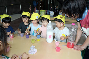 7月生まれのお誕生会　ー色水遊びー　　ひよこ・あひる組