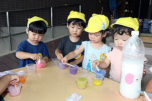 7月生まれのお誕生会　ー色水遊びー　　ひよこ・あひる組