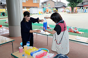 7月生まれのお誕生会　ー色水遊びー　　ひよこ・あひる組