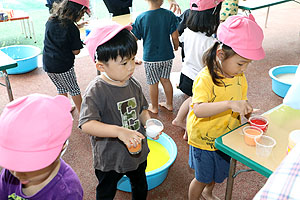 7月生まれのお誕生会　ー色水遊びー　　ひよこ・あひる組