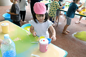 7月生まれのお誕生会　ー色水遊びー　　ひよこ・あひる組