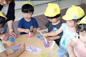 7月生まれのお誕生会　ー色水遊びー　　ひよこ・あひる組