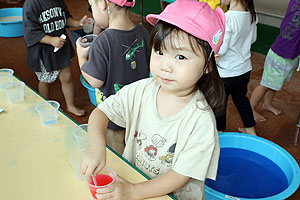 7月生まれのお誕生会　ー色水遊びー　　ひよこ・あひる組