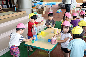 7月生まれのお誕生会　ー色水遊びー　　ひよこ・あひる組