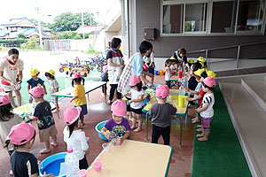 7月生まれのお誕生会　ー色水遊びー　　ひよこ・あひる組