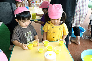 7月生まれのお誕生会　ー色水遊びー　　ひよこ・あひる組