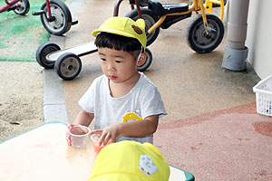 7月生まれのお誕生会　ー色水遊びー　　ひよこ・あひる組