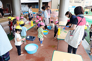 7月生まれのお誕生会　ー色水遊びー　　ひよこ・あひる組