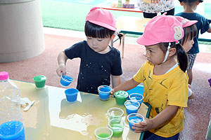 7月生まれのお誕生会　ー色水遊びー　　ひよこ・あひる組