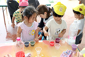 7月生まれのお誕生会　ー色水遊びー　　ひよこ・あひる組