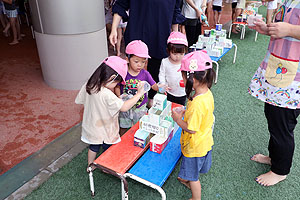 7月生まれのお誕生会　ー色水遊びー　　ひよこ・あひる組