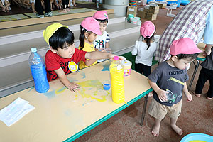 7月生まれのお誕生会　ー色水遊びー　　ひよこ・あひる組