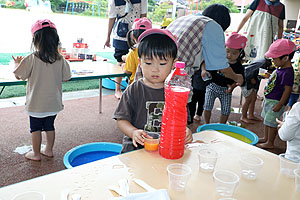 7月生まれのお誕生会　ー色水遊びー　　ひよこ・あひる組