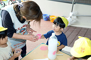 7月生まれのお誕生会　ー色水遊びー　　ひよこ・あひる組