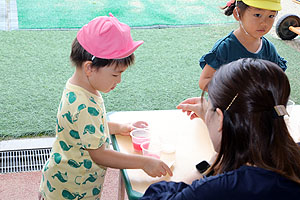 7月生まれのお誕生会　ー色水遊びー　　ひよこ・あひる組