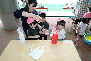 7月生まれのお誕生会　ー色水遊びー　　ひよこ・あひる組