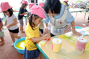 7月生まれのお誕生会　ー色水遊びー　　ひよこ・あひる組