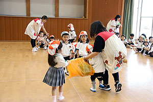 7月生まれのお誕生会　ー おみこしリレー ー　年少組