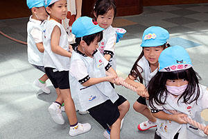 7月生まれのお誕生会　ーつなひきー　　年中組