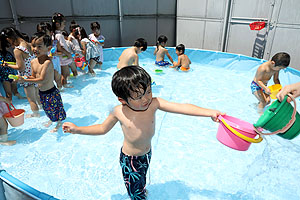 プール活動の様子　　うさぎ・きりん