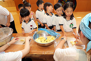 年長お泊り保育１・いってきます・野菜切り体験