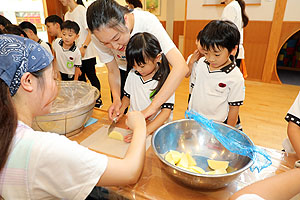 年長お泊り保育１・いってきます・野菜切り体験