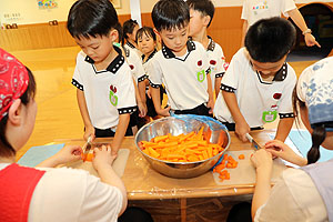 年長お泊り保育１・いってきます・野菜切り体験