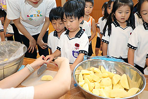 年長お泊り保育１・いってきます・野菜切り体験