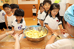 年長お泊り保育１・いってきます・野菜切り体験