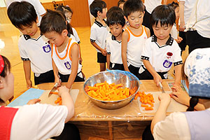 年長お泊り保育１・いってきます・野菜切り体験