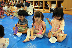 8月生まれのお誕生会　ー小麦粉粘土ー　ひよこ・あひる