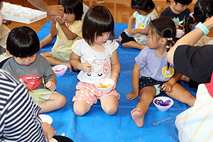 8月生まれのお誕生会　ー小麦粉粘土ー　ひよこ・あひる